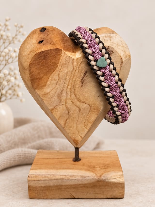 Paracord-Halsband „Waldblüte“ in Espresso, Mocca und Rosa Pink mit Aventurin-Herz, frontal auf einem Holzherz