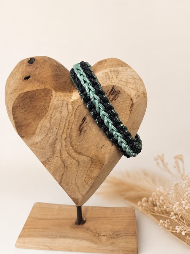 Paracord-Halsband „Morgentau“ im Knotenmuster Nikis Butterfly in Grüntönen