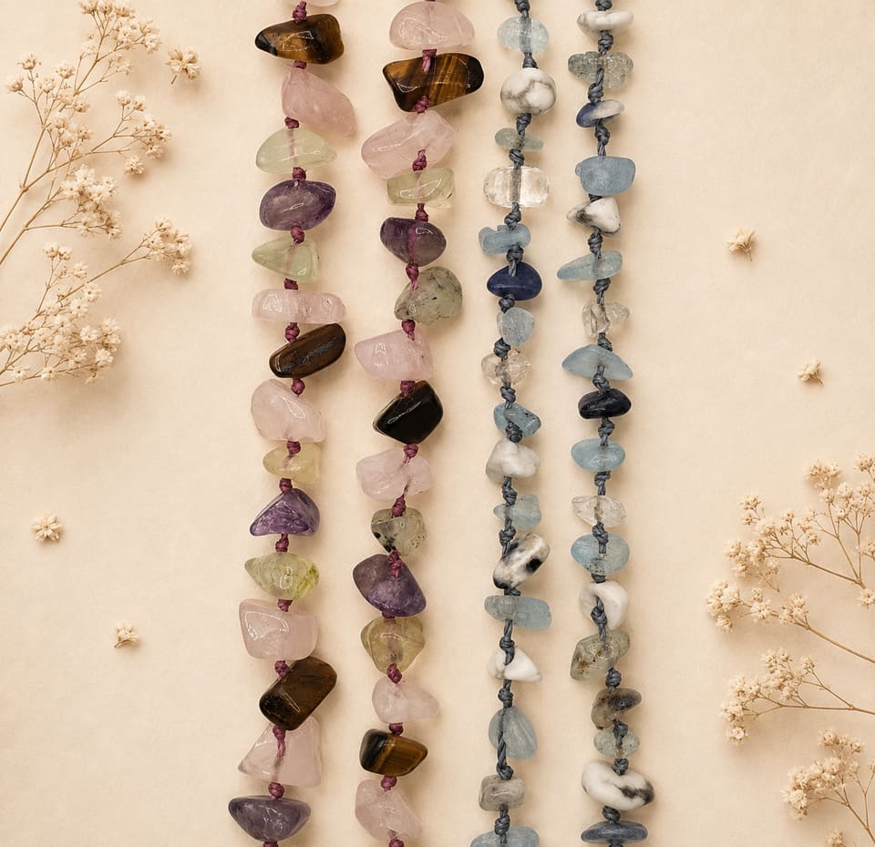 Vier handgeknotete Edelsteinketten „Seelenlicht“ mit Rosenquarz, Amethyst und Tigerauge