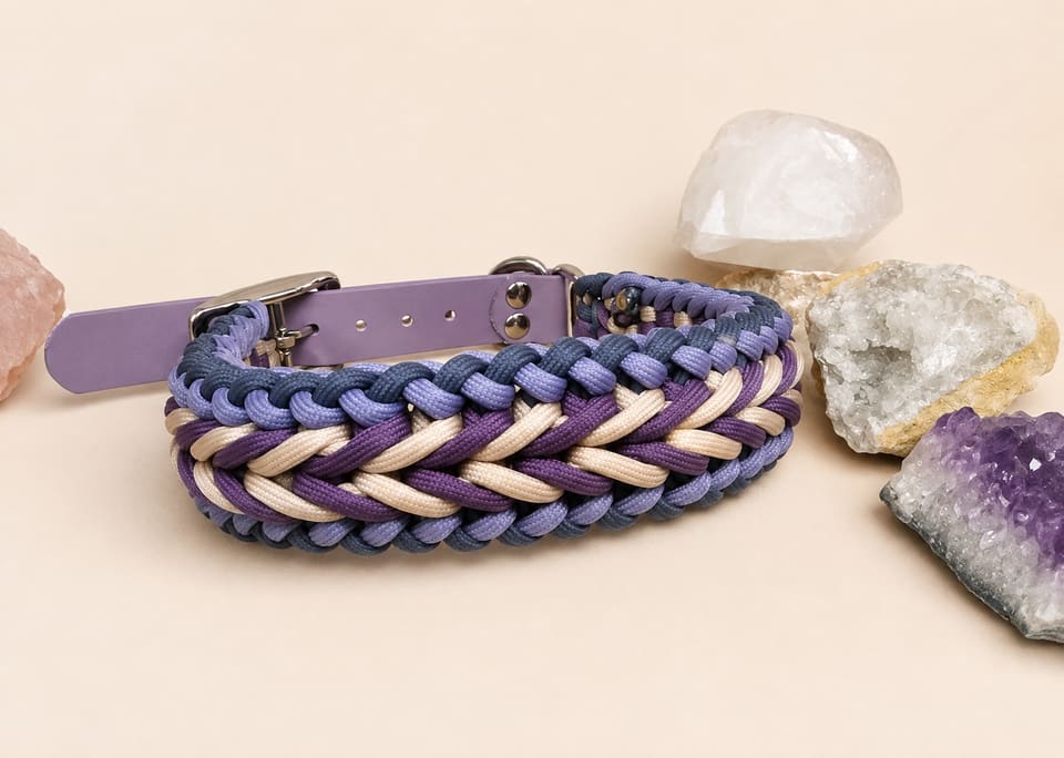 Handgefertigtes Paracord-Halsband in Lila-, Flieder- und Cremetönen mit Leder-Adapter