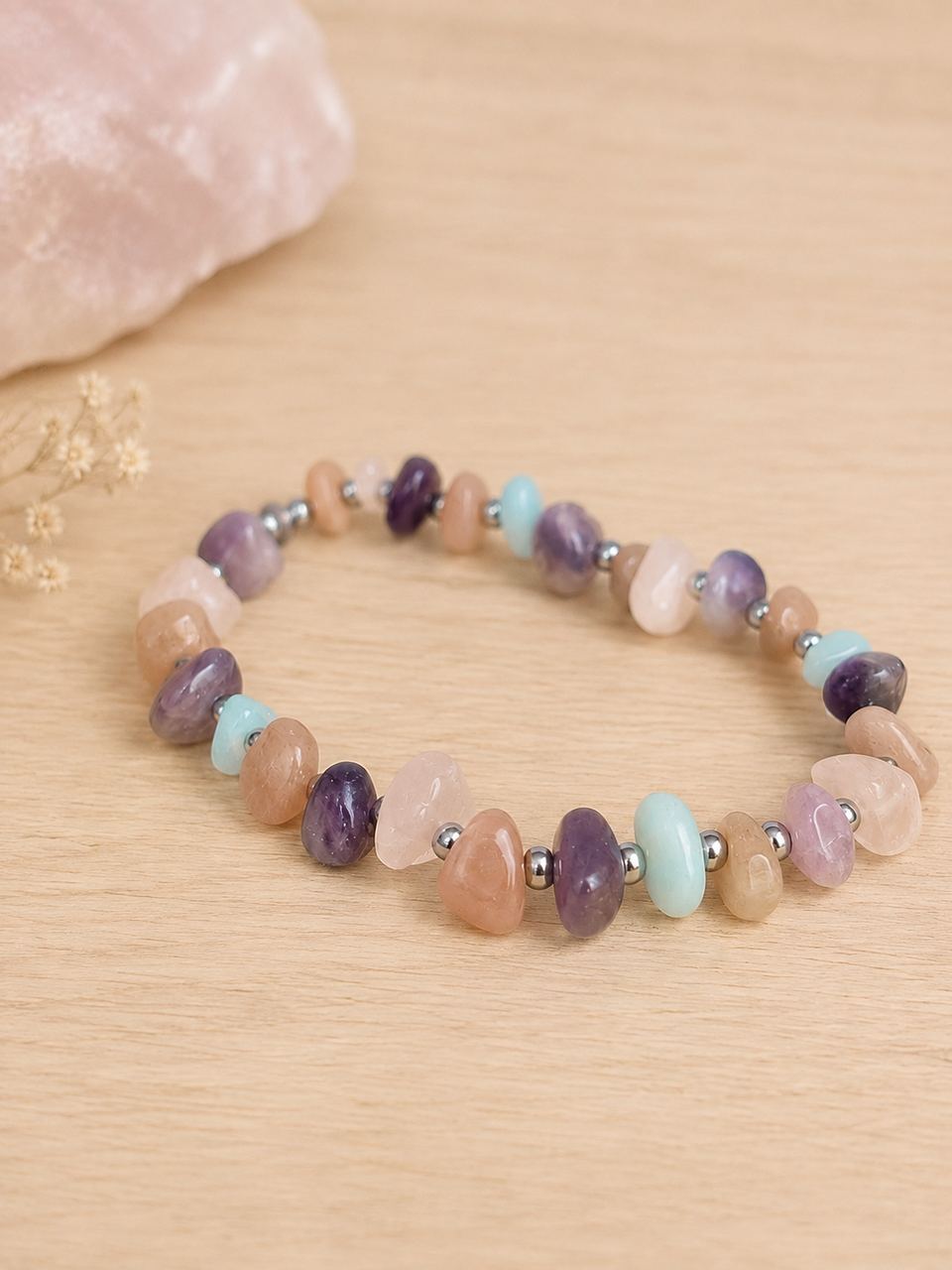Armband „Seelenband“ aus Edelsteinsplittern in Rosé-, Lila- und Türkistönen