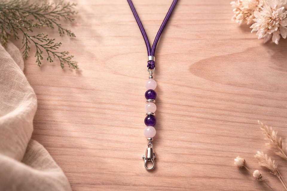 Pfeifenband „Weggefährten“ VERBINDUNG mit Amethyst und Rosenquarz an lilafarbenem Paracord